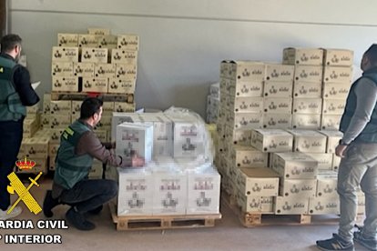 Imagen del vino de una bodega de Ribera del Duero, recuperado por la Guardia Civil