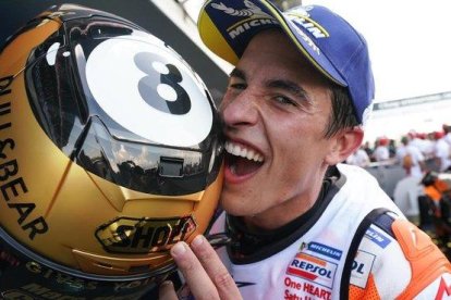 Marc Márquez celebra, en Buriram (Tailandia), la conquista de su octavo título mundial.-ALEJANDRO CERESUELA