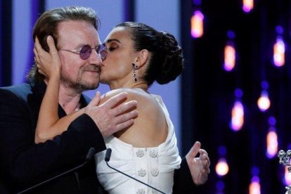 Penélope Cruz besa a Bono, anoche en San Sebastián.-EFE / JUAN HERRERO