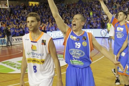 Diego Ciorciari, junto al jugador del Autocid Iván Corrales tras el tercer partido de la final por el ascenso a ACB jugada en 2010 frente al Menorca. Al fondo a la derecha, Albano Martínez, hoy director deportivo del San Pablo Burgos. ISRAEL L. MURILLO