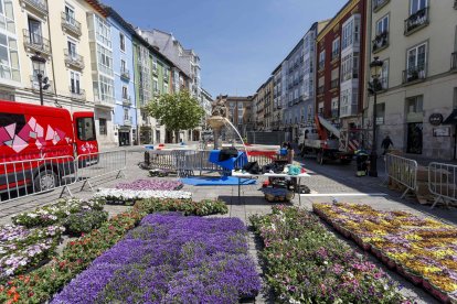 Flores en la plaza Huerto del Rey. SANTI OTERO