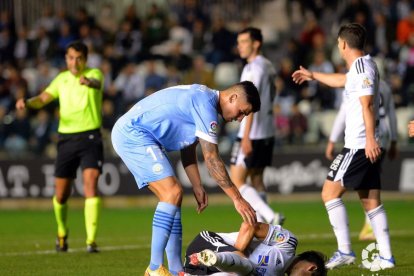 Sergio Castel se interesa por el estado del jugador del Burgos CF en El Plantío. LALIGA