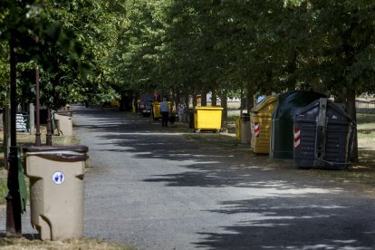 Los contenedores amarillos se disponen junto a los de vidrio y contenedores de restos por todo el parque. SANTI OTERO