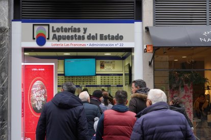 Cola en una administraci?n de loter?a en la capital vallisoletana