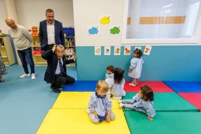 Visita del Delegado de la Junta, Roberto Saiz, y el delegado provincial de Educación, José Antonio Antón, al aula del tercer curso del primer ciclo de Educación Infantil en Venerables. SANTI OTERO