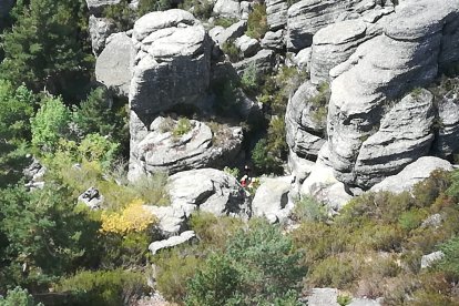 La víctima se lesionó una pierna y no podía continuar con la marcha, en una zona inaccesible para vehículos. 1-1-2 CYL