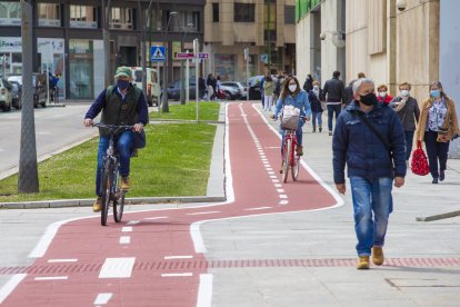 Carril bici a su paso por el Cenieh. TOMÁS ALONSO