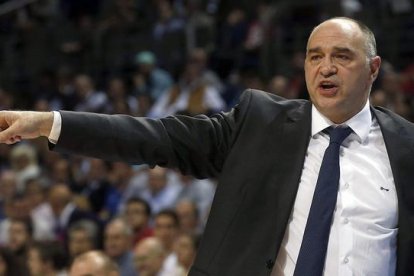 Pablo Laso dirige a sus jugadores durante un partido en Madrid.-EFE / KIKO HUESCA