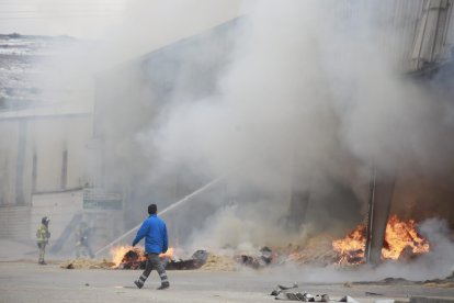 Arde una nave de transformación de productos agrícolas en Villalonquéjar. TOMÁS ALONSO