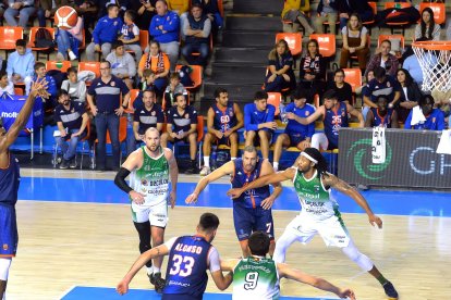 Kandé, que fue el MVP del partido con 20 puntos y 26 créditos de valoración, no falló ayer un sólo tiro. TOMÁS ALONSO