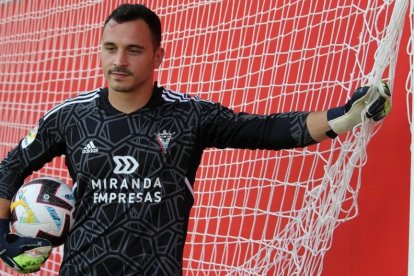 Alfonso Herrero posa con la camiseta del Mirandés. CD MIRANDÉS