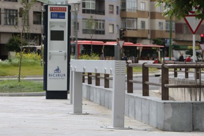 Las bancadas de Bicibur, ahora vacías, volverán a tener bicicletas el lunes. ISRAEL L. MURILLO