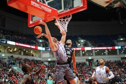 Thomas evita la canasta de Apic, ayer, en Jerusalén.-FIBA