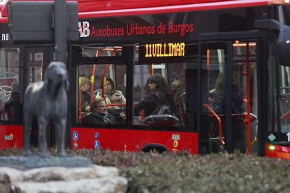 Un autobus municipal recoge viajeros en una de las paradas de la Plaza de España.-R. OCHOA