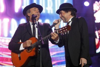 Serrat y Sabina (derecha), durante su gira del 2012, en el Palau Sant Jordi.-JOSEP GARCIA