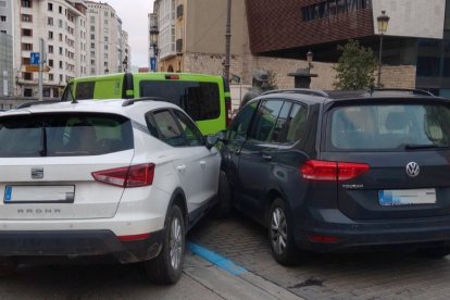 Chocó contra una farola en la Plaza de España y un turismo estacionado en la calle San Lesmes. POLICÍA LOCAL