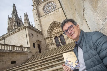 Juan Carlos Martínez, en las escaleras de la Puerta del Sarmental de la Catedral, con su nueva obra. SANTI OTERO