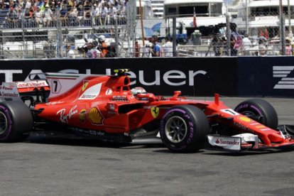 Kimi Raikkonen consigue la 'pole' en Mónaco.-AP