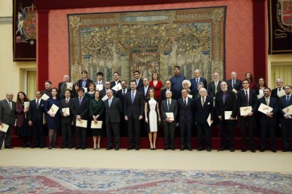 Los Reyes posan con los galardonados con los Premios Nacionales de Cultura 2013 tras la ceremonia organizada en el Palacio de El Pardo prsidida por los Reyes y con la asistencia del ministro de Cultura, José Ignacio Wert.-Foto: CHEMA MOYA/ EFE