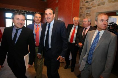 El alcalde de Ponferrada, Samuel Folgueral; el jefe dde UCI del hospital El Bierzo, Braulio Álvarez; el consejero de Sanidad, Antonio Maria Sáez; el delegado de la Junta en León, Guillermo García; el gerente del hospital El Bierzo de Ponferrada, Alfonso R-Ical