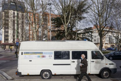 La unidad móvil de medición del aire de la Junta estacionada en la calle Cruz Roja. SANTI OTERO