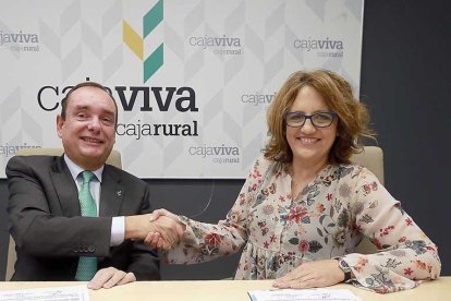 Ramón Sobremonte y Mar González durante la firma del convenio.-RAÚL G. OCHOA