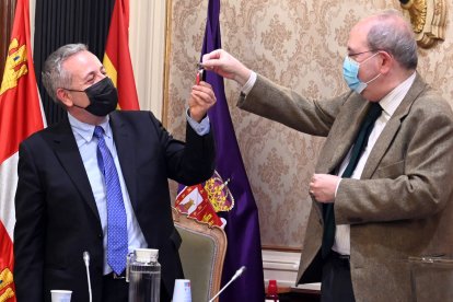 El catedrático de Historia del Arte de la Universidad de Burgos (UBU), René Jesús Payo (I), fue elegido hoy nuevo director de la Institución Fernán González, tomando el relevo en el cargo a José Manuel López. ICAL