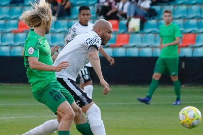 Gastón Machín presiona a un jugador del Salmantino durante el encuentro de ayer en El Helmántico.-BURGOS CF