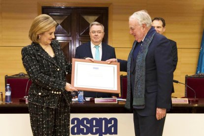 Mari Paz Robina recibió el diploma como ‘Personaje Ilustre de la Automoción Española’ de manos de Francisco Aparicio, presidente de ASEPA. ECB