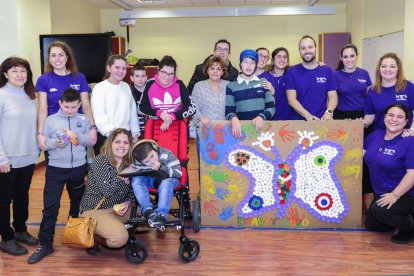 Padres y madres, niños con síndrome Dravet y voluntarias de Apapacha Ocio Inclusivo, ayer, en el Creer. / ISRAEL L. MURILLO