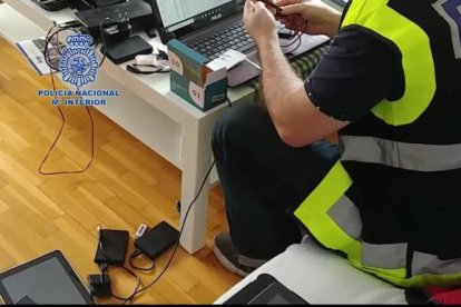 La Policía investigó el teléfono y halló los vídeos espía de la denunciante. ECB