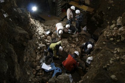 El Portalón de Cueva Mayor durante su excavación. JAVIER TRUEBA, MADRID SCIENTIFIC FILMS.