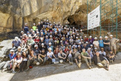 El Equipo de Investigación de Atapuerca (EIA) ha estado formado por 300 personas que han trabajado desde el 17 de junio en una campaña excepcional. La imagen, con el consejero de Cultura, Gonzalo Santoja, se produjo el día de presentación de Pink. SANTI OTERO