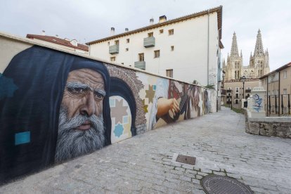 Vista de la calle Embajadores con uno de los personajes del mural en primer término. El representante de la cultura judía. SANTI OTERO