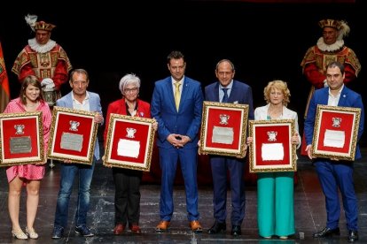 Foto de familia de los buenos vecinos y burgaleses de pro con el alcalde de Burgos, Daniel de la Rosa. SANTI OTERO