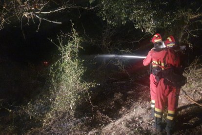 Efectivos de la UME, durante los trabajos de extinción durante la noche. UME