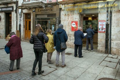 En estos días apuran la compra de los últimos décimos del Sorteo de Navidad 2022. TOMÁS ALONSO