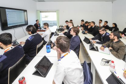 Un grupo de alumnos de Flybyschool, en una imagen de archivo, sigue las explicaciones de su profesor en las instalaciones de Villafría. ISRAEL L. MURILLO