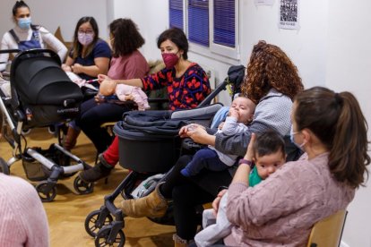 Un grupo de madres intercambia experiencias en un grupo de lactancia. ECB