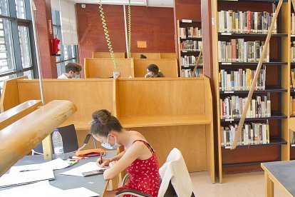 Una joven en una de las bibliotecas de los centros cívicos de la ciudad.