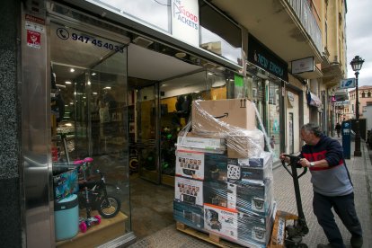 Cuando los productos están revisados los de segunda mano se comercializan a través de las app y los nuevos y seminuevos se distribuyen por la tienda de la calle San Pablo. TOMÁS ALONSO