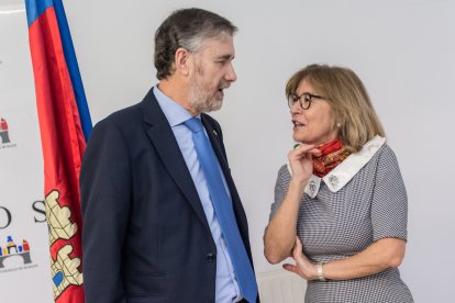 Julia Arcos, Defensora Universitaria, junto al rector de la UBU, Manuel Pérez Mateos. UBU