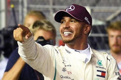 El británico Lewis Hamilton (Mercedes) celebra, en Singapur, su séptima pole de la temporada.-MANAN VATSYAYANA (AFP)