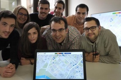 Investigadores del grupo Bisite de la USAL con la aplicación Spaces4All.-ENRIQUE CARRASCAL