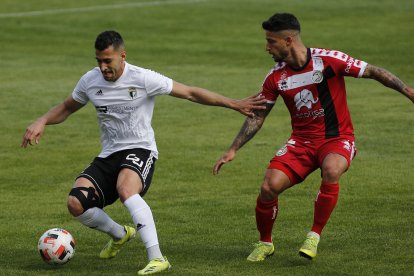 Álvaro Rodríguez controla el balón. SANTI OTERO