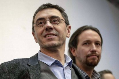 Juan Carlos Monedero, exnúmero 3 de Podemos, y Pablo Iglesias, secretario general del partido, en un reciente acto en febrero.-Foto: EFE / EMILIO NARANJO