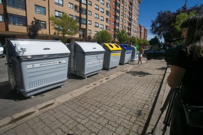 Imagen del inicio de instalación de contenedores en las islas ecológicas.