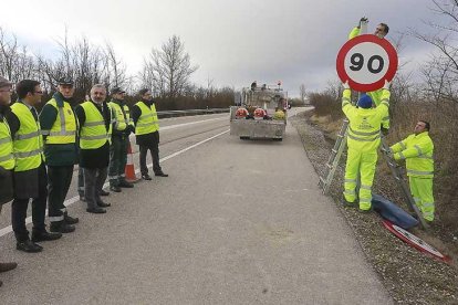 Tres operarios sustituyeron ayer la señal de 100 kilómetros por una de 90 en la N-I.-RAÚL G. OCHOA