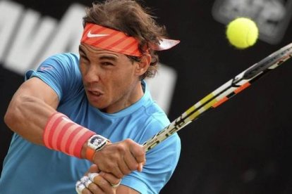 Nadal ejecuta un golpe en su partido ante Baghdatis.-Foto:   EFE / MARIJAN MURAT