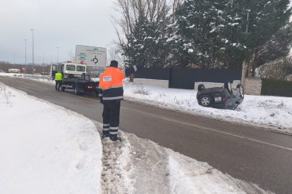 Un vehículo volcado en Aranda, en la carretera que conduce a La Calabaza. L. V.